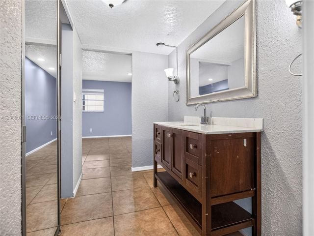 4140 NW 44th Avenue 408, Lauderdale Lakes, FL 33319
