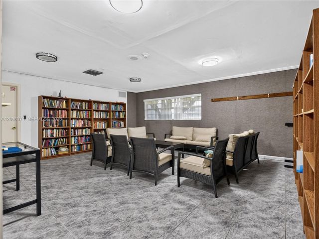 4140 NW 44th Avenue 408, Lauderdale Lakes, FL 33319