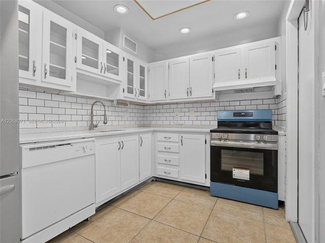 4140 NW 44th Avenue 408, Lauderdale Lakes, FL 33319