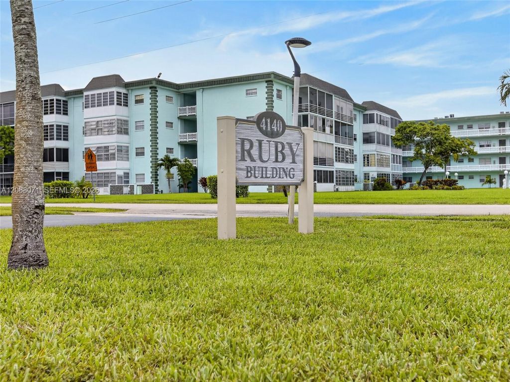 4140 NW 44th Avenue 408, Lauderdale Lakes, FL 33319