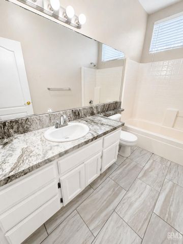 6017 Lakewood Shores Drive, Bakersfield, CA 93312