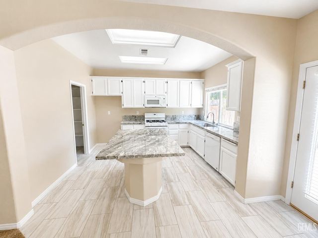 6017 Lakewood Shores Drive, Bakersfield, CA 93312