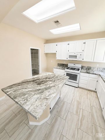 6017 Lakewood Shores Drive, Bakersfield, CA 93312