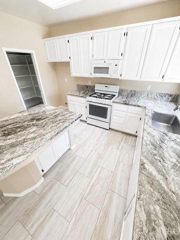 6017 Lakewood Shores Drive, Bakersfield, CA 93312