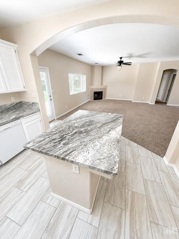 6017 Lakewood Shores Drive, Bakersfield, CA 93312