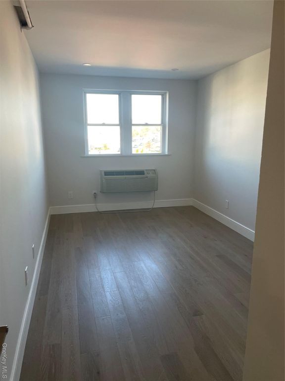 320 Post Avenue 2E, Westbury, NY 11590