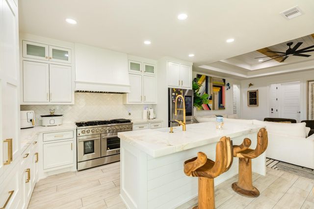 1020 Oak Street, West Columbia, TX 77486