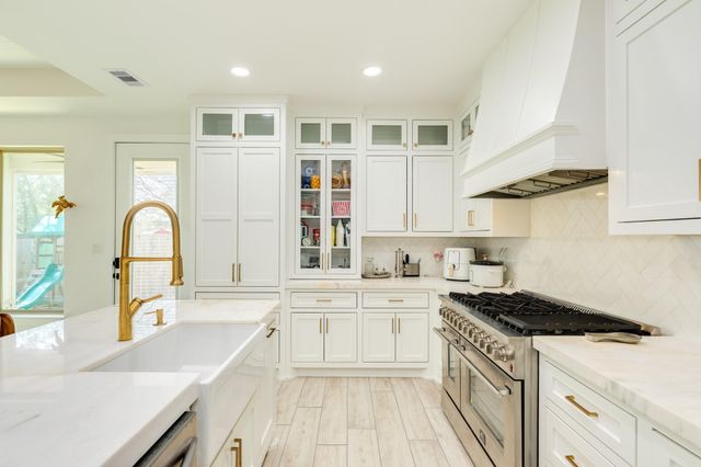 1020 Oak Street, West Columbia, TX 77486