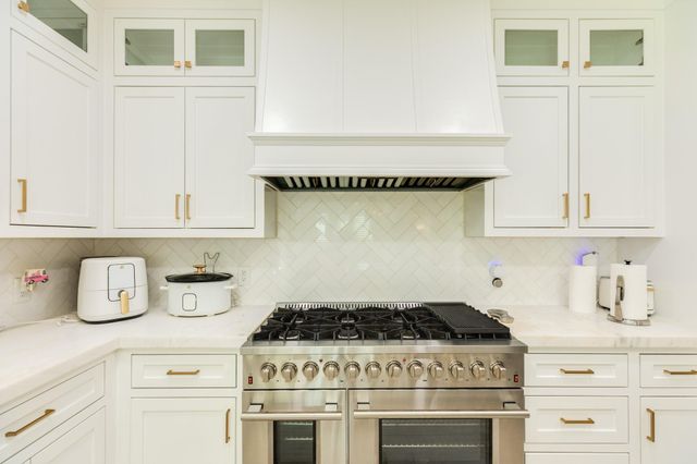 1020 Oak Street, West Columbia, TX 77486