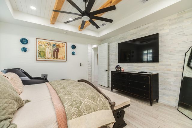 1020 Oak Street, West Columbia, TX 77486