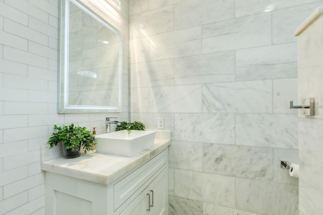 1020 Oak Street, West Columbia, TX 77486