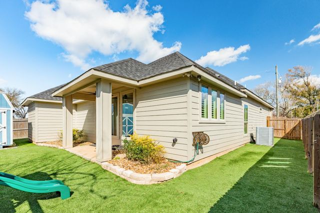 1020 Oak Street, West Columbia, TX 77486