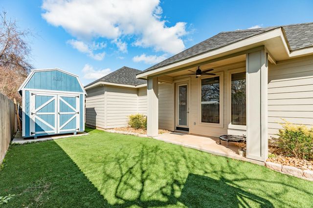 1020 Oak Street, West Columbia, TX 77486