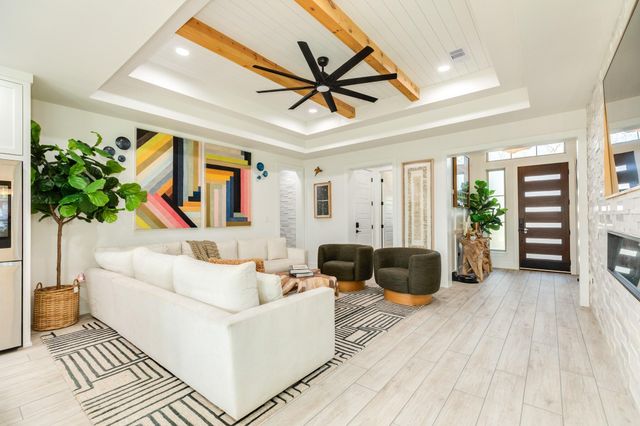 1020 Oak Street, West Columbia, TX 77486