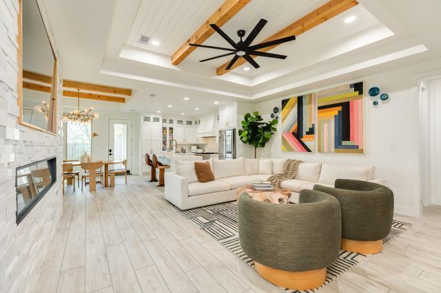 1020 Oak Street, West Columbia, TX 77486