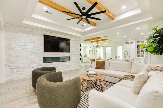 1020 Oak Street, West Columbia, TX 77486