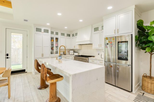 1020 Oak Street, West Columbia, TX 77486