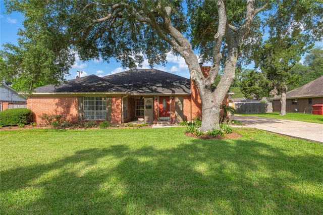 1604 S Hill Street, Alvin, TX 77511