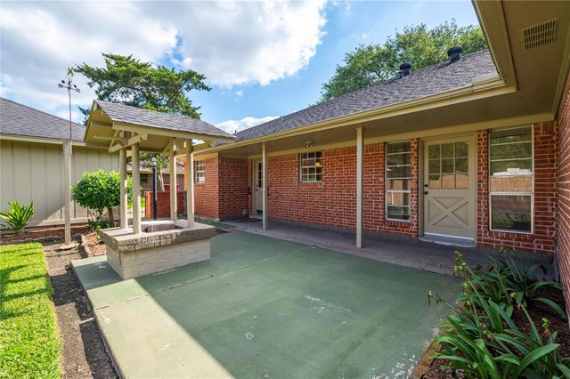 1604 S Hill Street, Alvin, TX 77511
