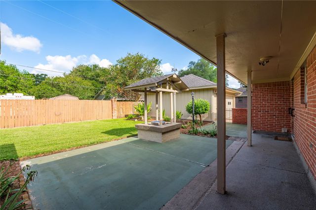 1604 S Hill Street, Alvin, TX 77511