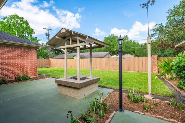 1604 S Hill Street, Alvin, TX 77511