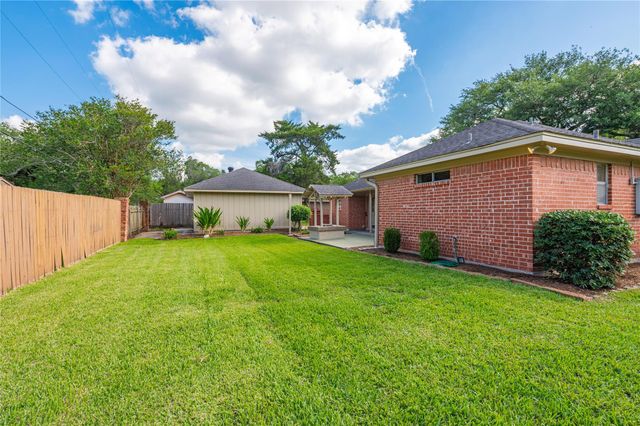 1604 S Hill Street, Alvin, TX 77511