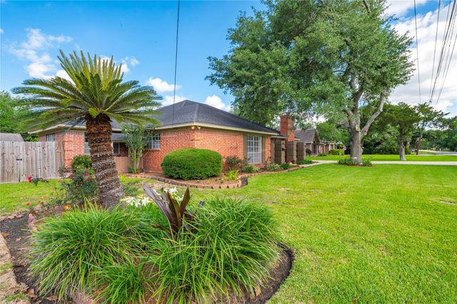 1604 S Hill Street, Alvin, TX 77511