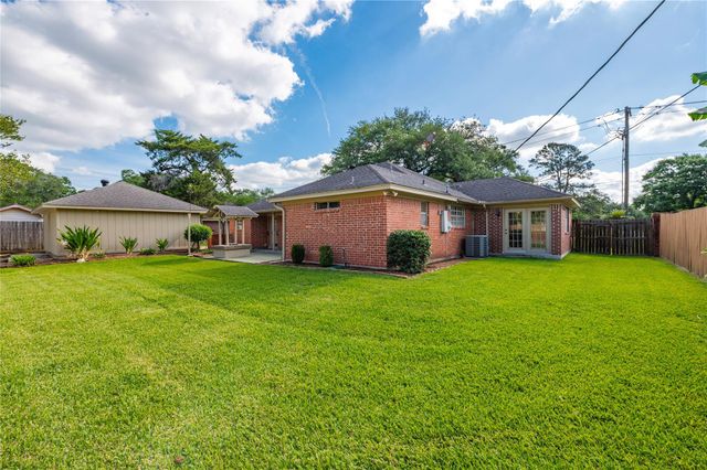 1604 S Hill Street, Alvin, TX 77511