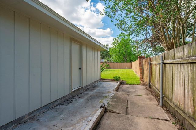 1604 S Hill Street, Alvin, TX 77511