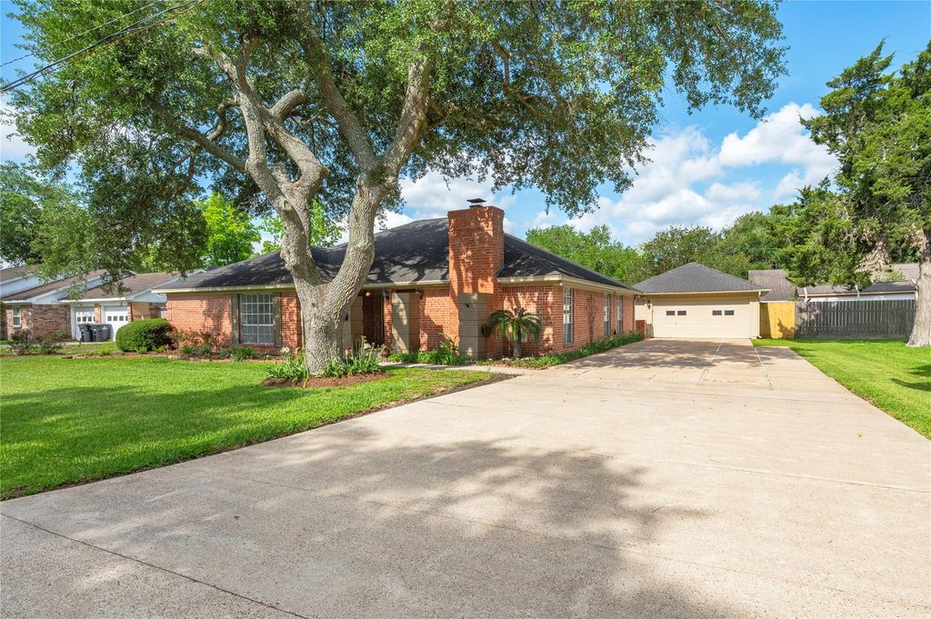 1604 S Hill Street, Alvin, TX 77511