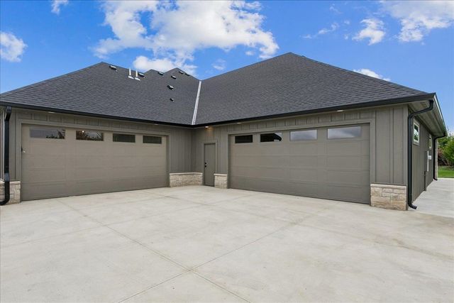 240 S Cedar Hill Boulevard, Valley Center, KS 67147