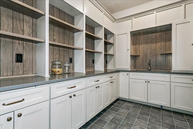 240 S Cedar Hill Boulevard, Valley Center, KS 67147
