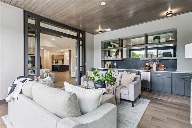 240 S Cedar Hill Boulevard, Valley Center, KS 67147
