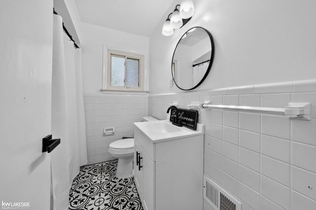 21951 Parklawn Street, Oak Park, MI 48237