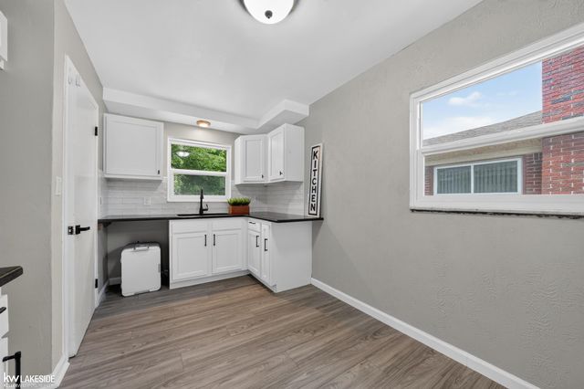 21951 Parklawn Street, Oak Park, MI 48237