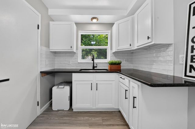 21951 Parklawn Street, Oak Park, MI 48237