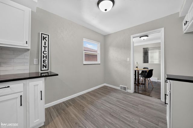 21951 Parklawn Street, Oak Park, MI 48237