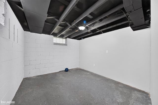 21951 Parklawn Street, Oak Park, MI 48237