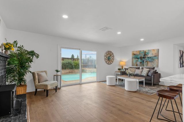 725 Jo Ann Ln, Roseville, CA 95678