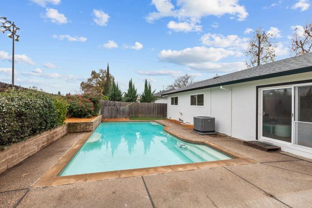 725 Jo Ann Ln, Roseville, CA 95678