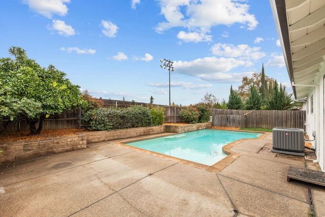 725 Jo Ann Ln, Roseville, CA 95678