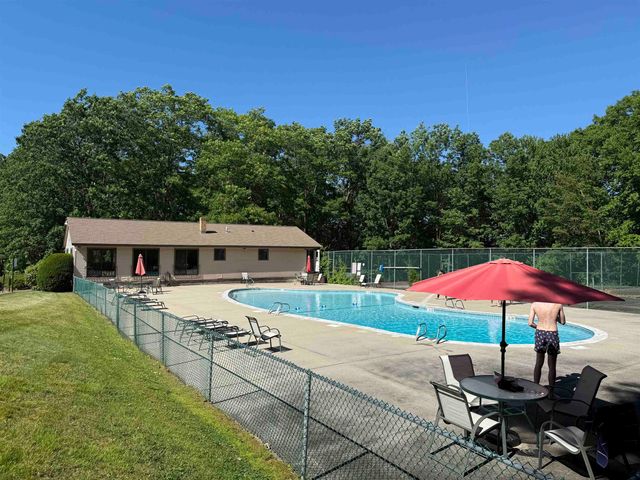 19 Country Club Dr Apt 32, Manchester, NH 03102