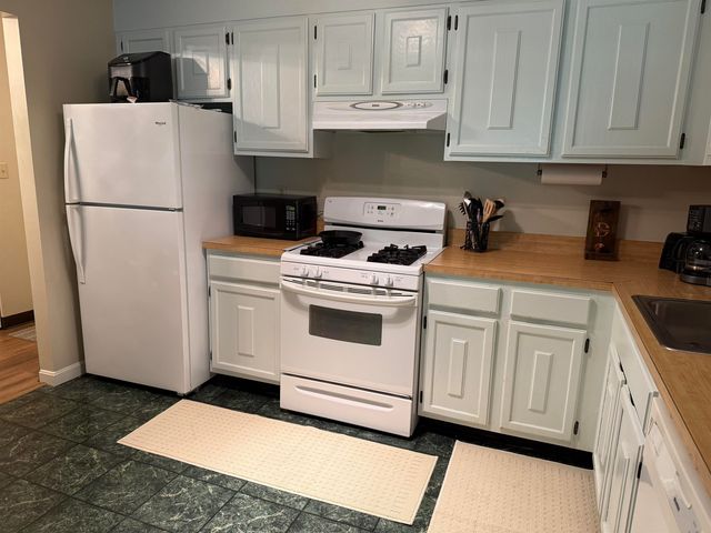 19 Country Club Dr Apt 32, Manchester, NH 03102