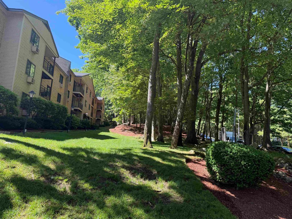 19 Country Club Dr Apt 32, Manchester, NH 03102
