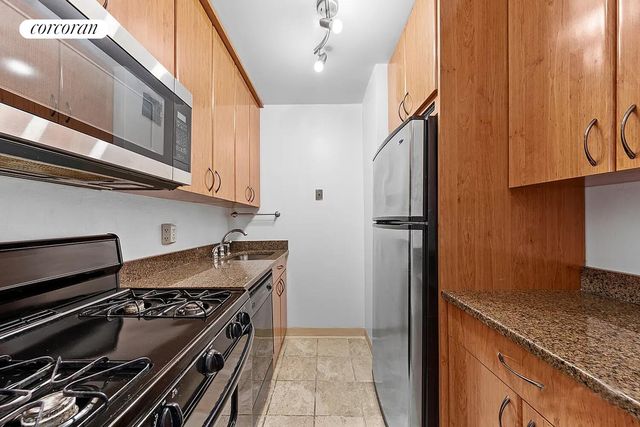 301 E 45th St Apt 7D, New York City, NY 10017
