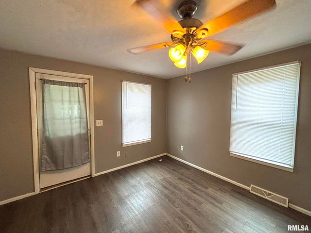 515 N MARION Street, Salem, IL 62881