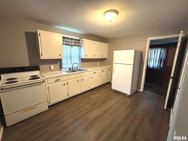 515 N MARION Street, Salem, IL 62881