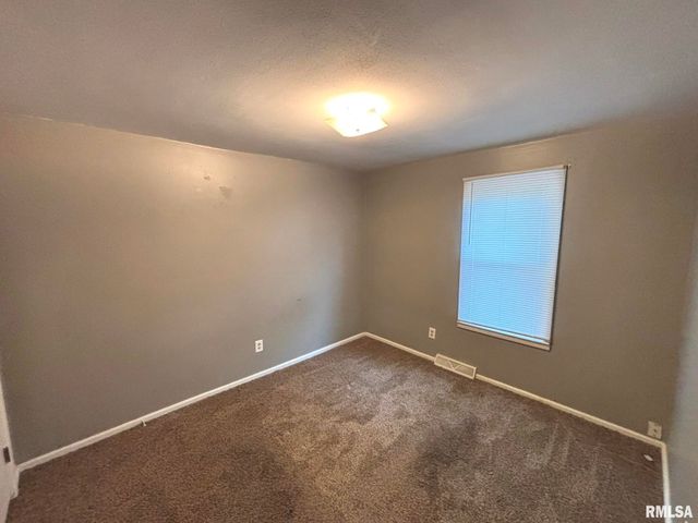 515 N MARION Street, Salem, IL 62881