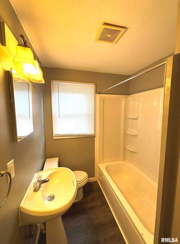 515 N MARION Street, Salem, IL 62881