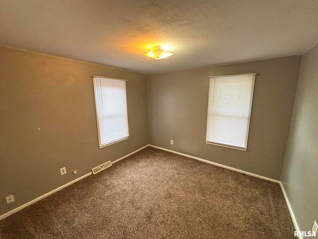 515 N MARION Street, Salem, IL 62881